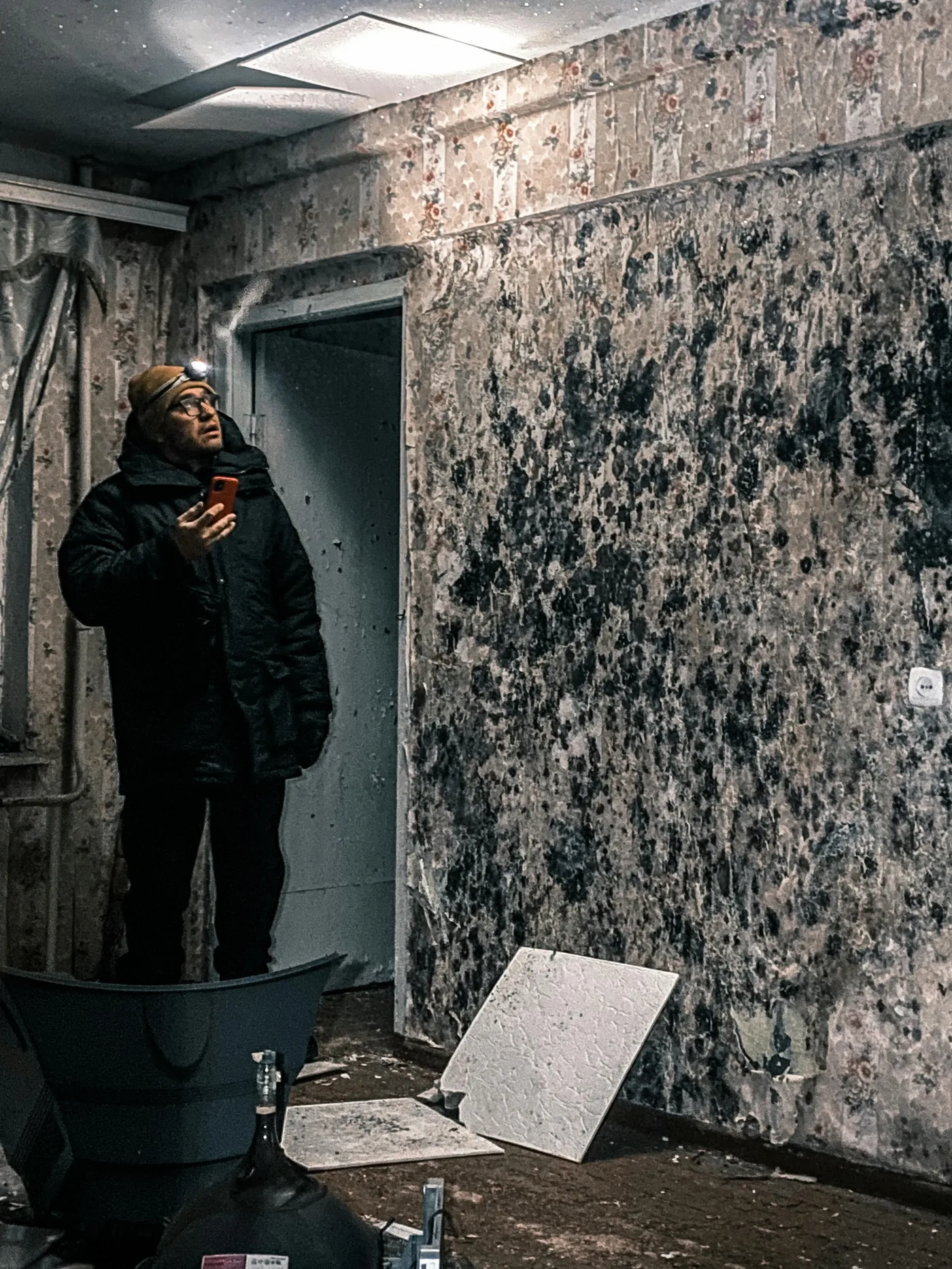 mold remediation Orlando Florida — IICRC-certified technician treating mold growth in residential property